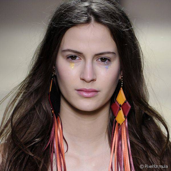 A grige Kristina Ti iluminou o visual aplicando glitter colorido abaixo dos olhos das modelos